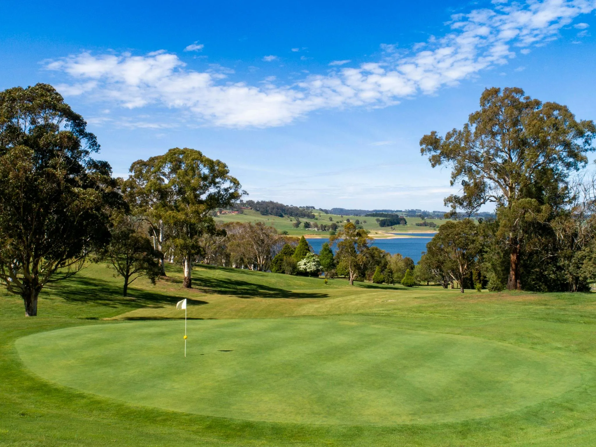 Oberon Golf Club overlooking Lake Oberon